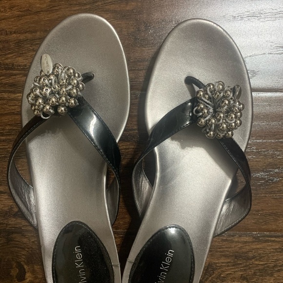 Sandals/flip flops - Picture 2 of 2